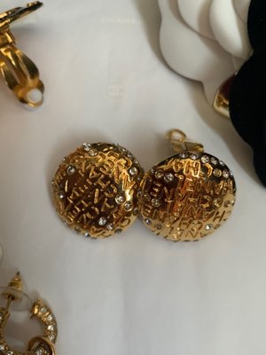 CHANEL Vintage 鍍K金系列(chanel 字母logo+晶鑽）古董夾式耳環*🙋附全新耳墊；極美收藏品！*