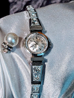 1960年代停產，omega包白K金特殊錶耳，古典手上鍊機械女錶