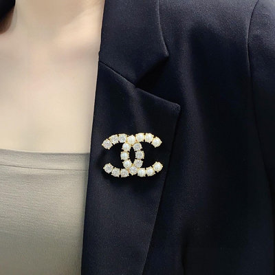 【二手】CHANEL 小香 專櫃新款鑲珍珠、鉆香奈兒胸針，是最懂女人的飾物。那