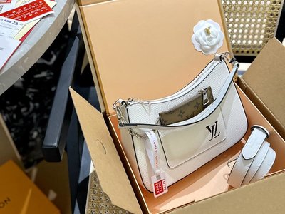 牛皮+官網Lv新品上新 水波紋 Marelle手袋 一眼就看上了這個包包Sa說是當天上的新款，有 N.O66369