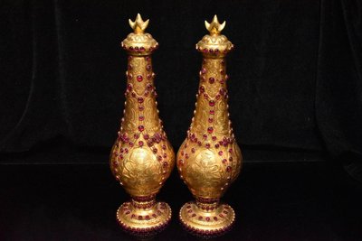 銅鎏真金，紅寶石鑲嵌三面佛花瓶，圖案清晰，雕工精湛，金色亮麗，品相一流，高32厘米，寬9厘米，重量21006964