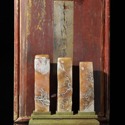 舊藏木盒壽山石銀裹金田黃雕刻山水人物薄意印章一套，印章尺寸分別為：3×2.8×10.4CM、2.9×2.8× ZZCL23108
