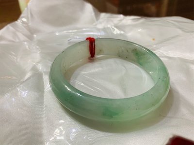冰淡綠帶些許玻手鐲~No.453專賣緬甸A貨翡翠. 很冰很透光 雖有內含物，亦很值得配戴與收藏。58*13*8mm. 手圍：18.5圍