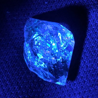 (( 雙尖巴基斯坦閃靈鑽原石，打紫燈效應強 )) 赫基蒙水晶 長2.3X寬1.5公分，裸石，擺件、玩件，無打孔，原石