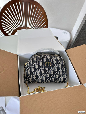 ELLA代購#早春Dior軟翔凹造型的小包，Dior 早春的一款小包包，整體輪廓像個“餃子包 1374765