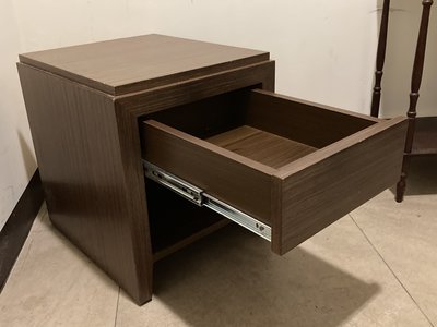 胡桃木色床頭櫃、桌邊櫃