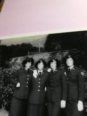 銘馨易拍重生網 PSS474 早期 55年 美女軍官 女青年工作大隊 復興崗木蘭村前背景寫實照如圖（1張ㄧ標，珍藏回憶）