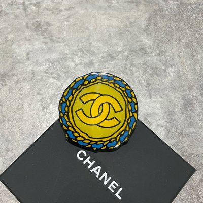 Chanel 圓形胸針 別針 塗鴉logo 《精品女王全新&amp;二手》