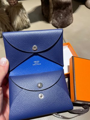 ⭐它處已售出⭐全新專櫃正品 Hermes Calvi Duo 愛馬仕 Epson皮 寶石藍拼法國藍 稀有雙色卡包 卡夾 零錢包 名片夾