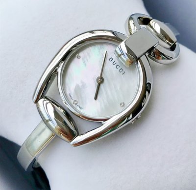 GUCCI Horsebit 珍珠貝母錶盤 手鐲式銀色不鏽鋼錶帶 石英 女士手錶 YA139506