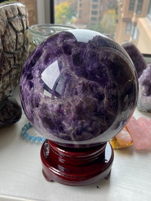(可議價）-天然夢幻紫水晶球擺件，大個頭，顏色特別紫，底部自然形成的花紋 水晶 標本 擺件【紫竹齋】300