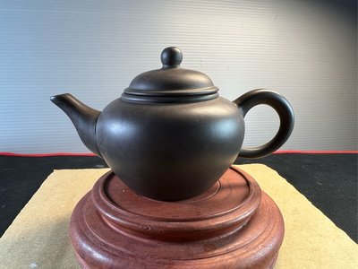 早期中國宜興黑紫砂鴿嘴壺約6-7杯