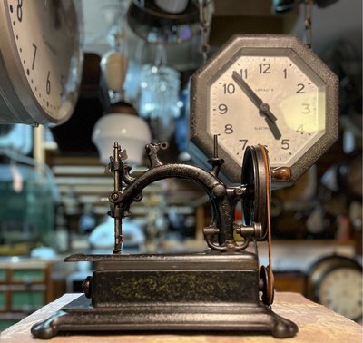 法國🇫🇷 1870年代 HURTU 古董縫紉機