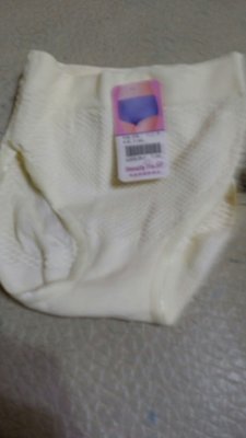 黃色shinzity bra三角褲原價199.free size(房綠袋)
