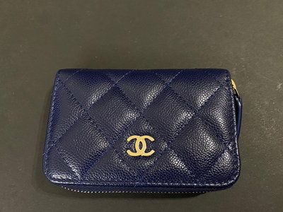Chanel AP0216，經典深藍荔枝皮金釦ㄇ拉零錢包。