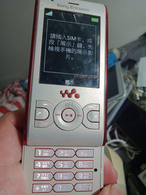 大媽桂二手屋，索尼立信 Sony Ericsson W595，經典款 滑蓋機 紅白機，電池狀況不錯如圖，機器保存不錯，外觀不錯，老人機，軍用或當備用機，值得收藏