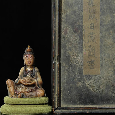 舊藏木盒壽山石手工雕刻觀音佛像擺件，觀音凈長7.5公分寬5公分高9.6公分，凈重247克，24000，，理！884