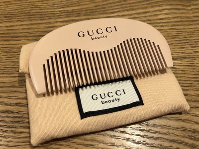 Gucci 美妝櫃台 VIP限量禮品便攜，梳子+收納袋，好可愛小碎花💕送禮自用兩相宜❤️