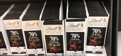 瑞士代購 瑞士蓮巧克力 Lindt 70% EXCELLENCE，另有提供85%及90%黑巧克力供顧客選購。
