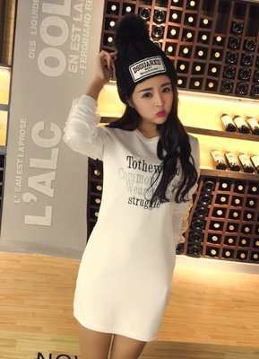 【 Angela ViVi 】韓版 時尚胸前字母超百搭休閒舒適寬鬆內刷絨保暖厚度質感長袖洋裝連身裙 白色