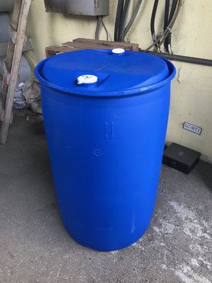 二手 沒整理過的 200 公升 塑膠桶  200L 塑膠桶  沒整理過的 200 公升塑膠桶 此價格只賣大量110個