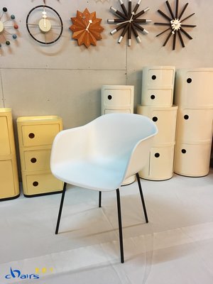 【挑椅子】北歐簡約 有扶手 塑料椅 塑膠椅 餐椅 書桌椅。白色。(復刻品) 580-5