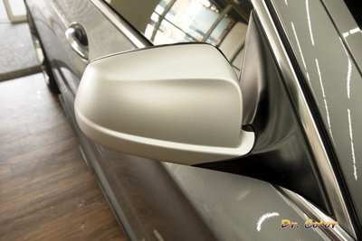 Dr. Color 玩色專業汽車包膜 BMW 520d Touring 黑carbon / 絲綢鋁_後下巴 / 後視鏡
