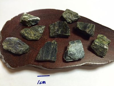 【Texture & Nobleness 低調與奢華】礦物展區 原礦 標本 -綠簾石-25.23克