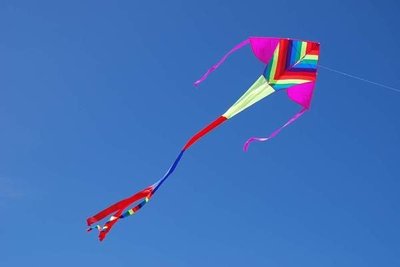 大方塊彩虹風箏 台灣製造 墾丁凱撒夏都福華前的沙灘不錯 惠元特技風箏