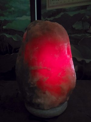 月理水晶鹽燈9.2公斤~喜馬拉雅鴿血紅鹽晶燈~ 只賣1472唷~玉石底座可調適開關