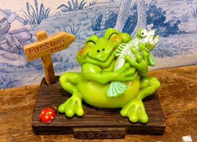 超可愛青蛙擺飾（MISSING YOU抱魚）：青蛙 擺飾 塑像 抱魚 居家 家飾 收藏 禮品