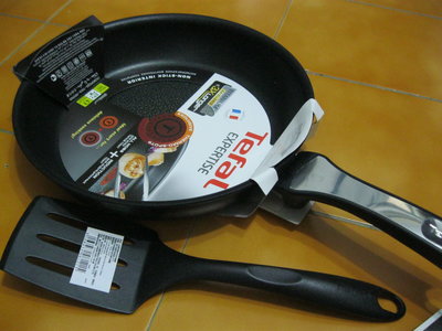 【Tefal 特福】鈦廚悍將系列24CM不沾鍋平底鍋(適用於電磁爐)加鍋鏟
