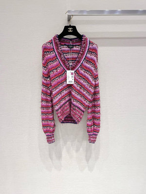 Chanel 22高級手工坊系列拼色針織上衣 ，許瑋甯同款。