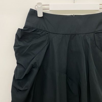 葉珈伶｜ECCO全新黑色造型花苞短裙