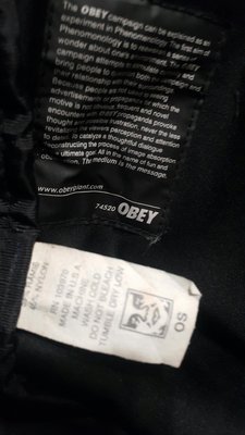 美國生產品牌OBEY二手防水包側背包黑色系尺寸14x33x45公分。內層多袋式。MADE lN USA粗帆布防污污水處理防水拉驠'實物6圖拍照。約七成新很少使用