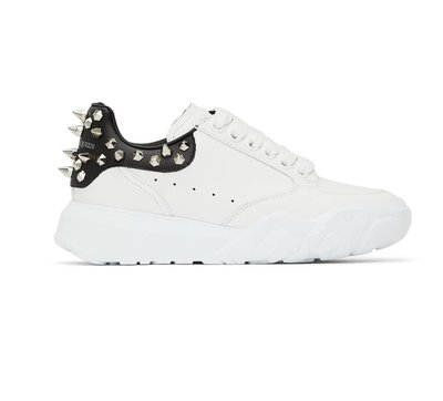 [全新真品代購-F/W22 SALE!] Alexander McQueen 鉚釘 白色皮革 休閒鞋 (AMQ)