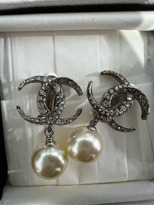（已售出） CHANEL 月牙造型雙C水鑽鑲嵌珍珠墜飾夾式耳環(銀）杜拜度假系列