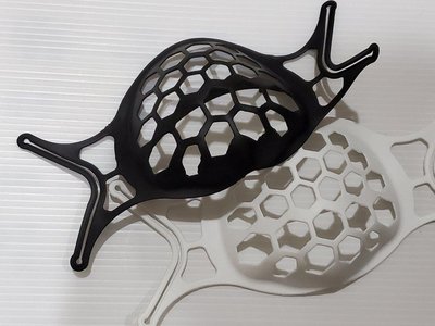 買一送一 台灣 現貨 3D 立體 口罩支架黑白兩色各一個  防疫用品 口罩架 循環使用口罩支架 矽膠口罩支架 不悶熱 可清洗