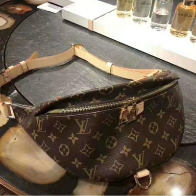 【二手正品】Louis Vuitton 18春夏秀款 BUMBAG  腰包 M43644 中號 有現貨