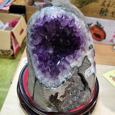 ..天然美礦..精挑細選.很美的烏拉圭桌上型紫水晶鎮..重3.1公斤.物超所值.便宜賣..一律免運費