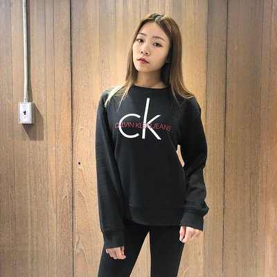 美國百分百【全新真品】Calvin Klein T恤 CK 女 長袖大學T logo T-shirt 黑底紅字 AR26