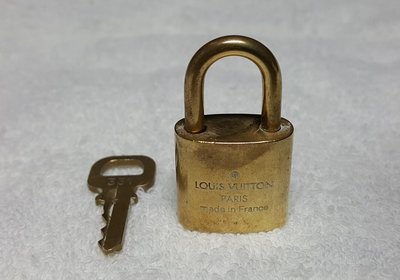 (已讓藏)【精品廉售】Louis Vutton LV鎖頭+鑰匙 #331*原廠貨   (LV皮包/側背包等原廠配件)