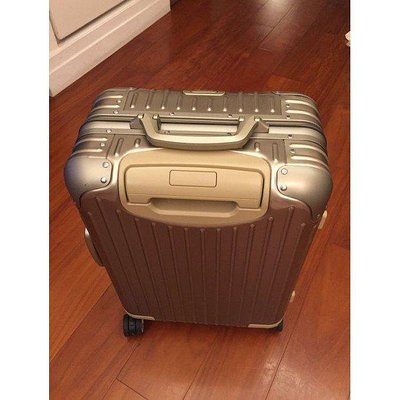 Rimowa Topas Titanium 21吋四輪登機箱，鈦金，Limbo, Salsa 923.53.03