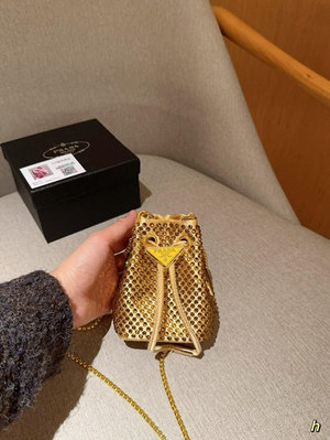 【SUSU全球購】普拉達Prada迷你滿鉆抽口水桶鏈條包閃閃的錢袋子小廢包尺寸10×13×7 NO3525