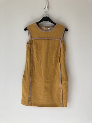溫若羚《專櫃La Feta 配色滾邊新羊毛背心洋裝 - 薑黃色36 有口袋》