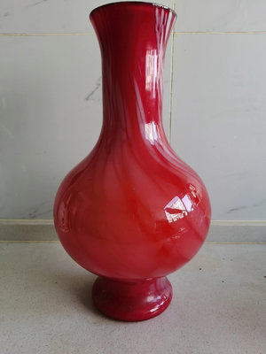 老玻璃器，俗稱琉璃器，永不過時的過去手工制作的大氣花瓶，紅艷