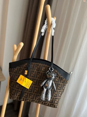 現貨-Fendi 新品購物袋 芬迪單肩包 大容量 側背包 32.12.29掛件顏色隨機 含購證簡約