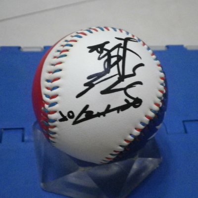 棒球天地--超級絕版--林恩宇 加簽2010-01-20 簽名新版國旗浮雕球.字跡漂亮..