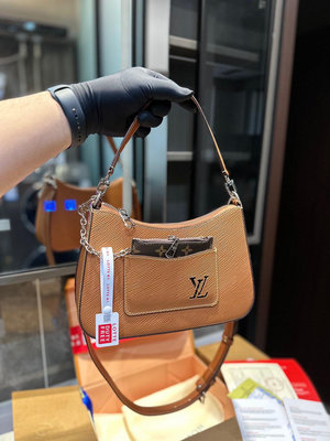 【二手包包】(折疊)Lv新品上新Marelle手袋絕美焦糖色 一眼就看上了這個包包Sa說是當天上的新款，有黑NO219651