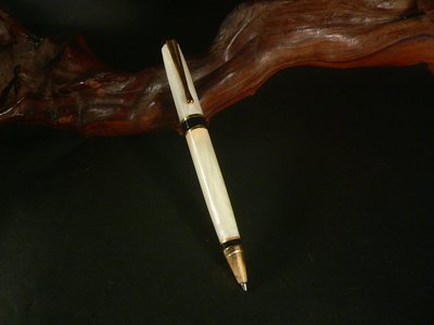 古玩軒~書寫用具.鋼珠筆.白色烤漆金屬鋼珠筆.質感轉式鋼珠筆(非鋼筆.沾水筆.對筆.原子筆)BZ128